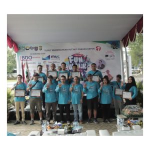 Ketua Umum Ikatan Konsultan Pajak Indonesia (IKPI) Ruston Tambunan, bersama Ketua IKPI Cabang Depok Nuryadin dan jajaran pengurus IKPI Depok berfoto usai melakukan kegiatan jalan santai yang diselenggarakan IKPI Depok beberapa waktu lalu. (Foto: IKPI Depok)