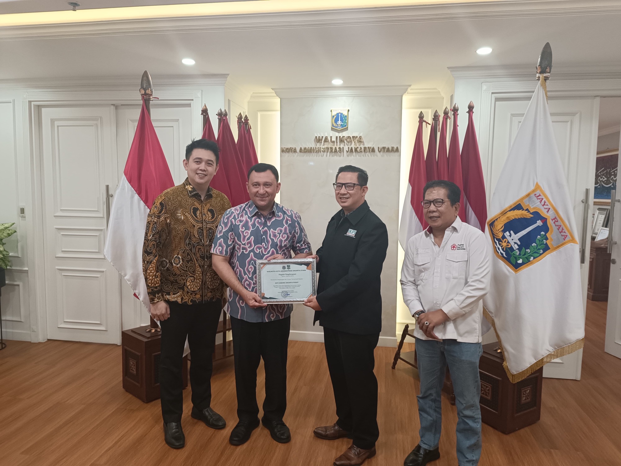 Wali Kota Jakarta Utara Serahkan Langsung Penghargaan PMI kepada IKPI Jakarta Pusat