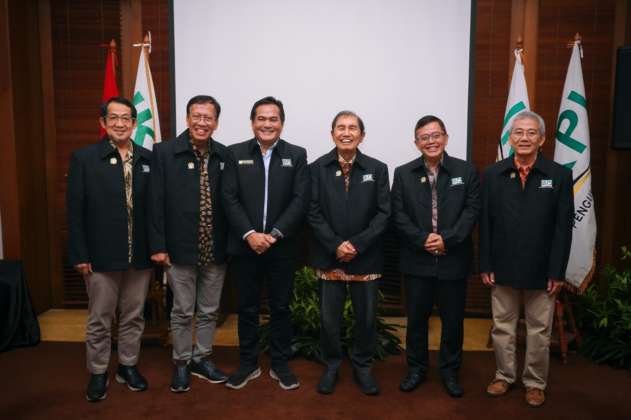 Ketum IKPI Sematkan Jasket dan Pin kepada Anggota Kehormatan, Perkuat Ikatan Kebersamaan