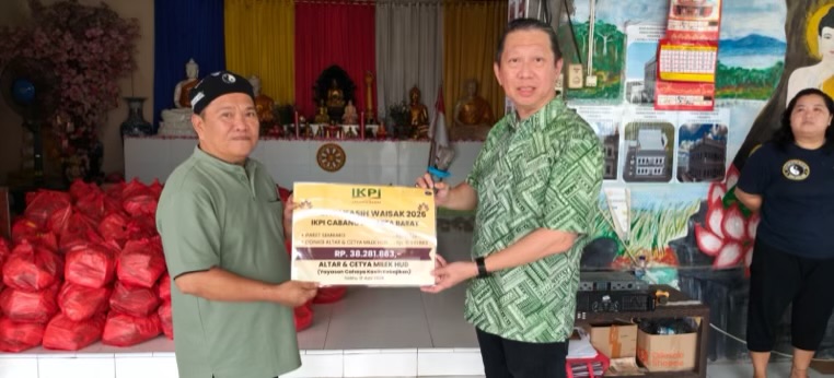 IKPI Jakarta Barat Salurkan 140 Paket Sembako dalam Perayaan Waisak 2026