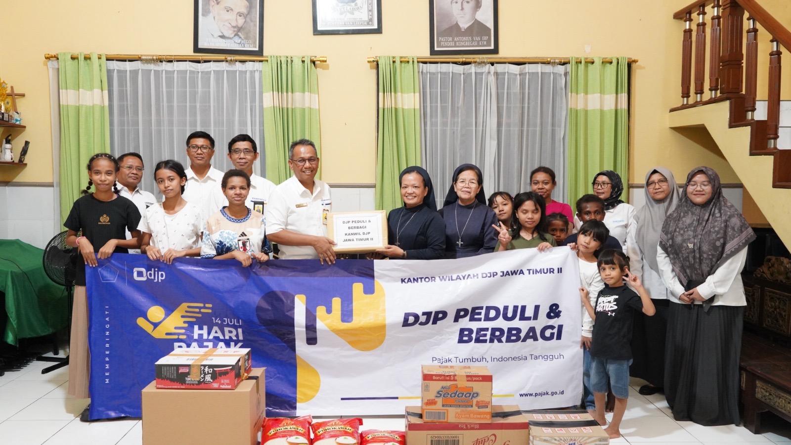 DJP Jatim II Peringati Hari Pajak dengan Aksi Sosial dan Dialog